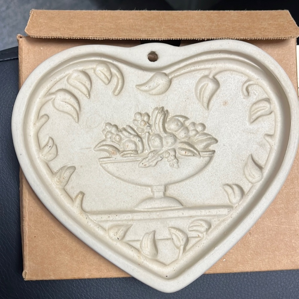 New in Box Vintage Pampered Chef 1999 Come To The Table Stoneware Cookie Mold